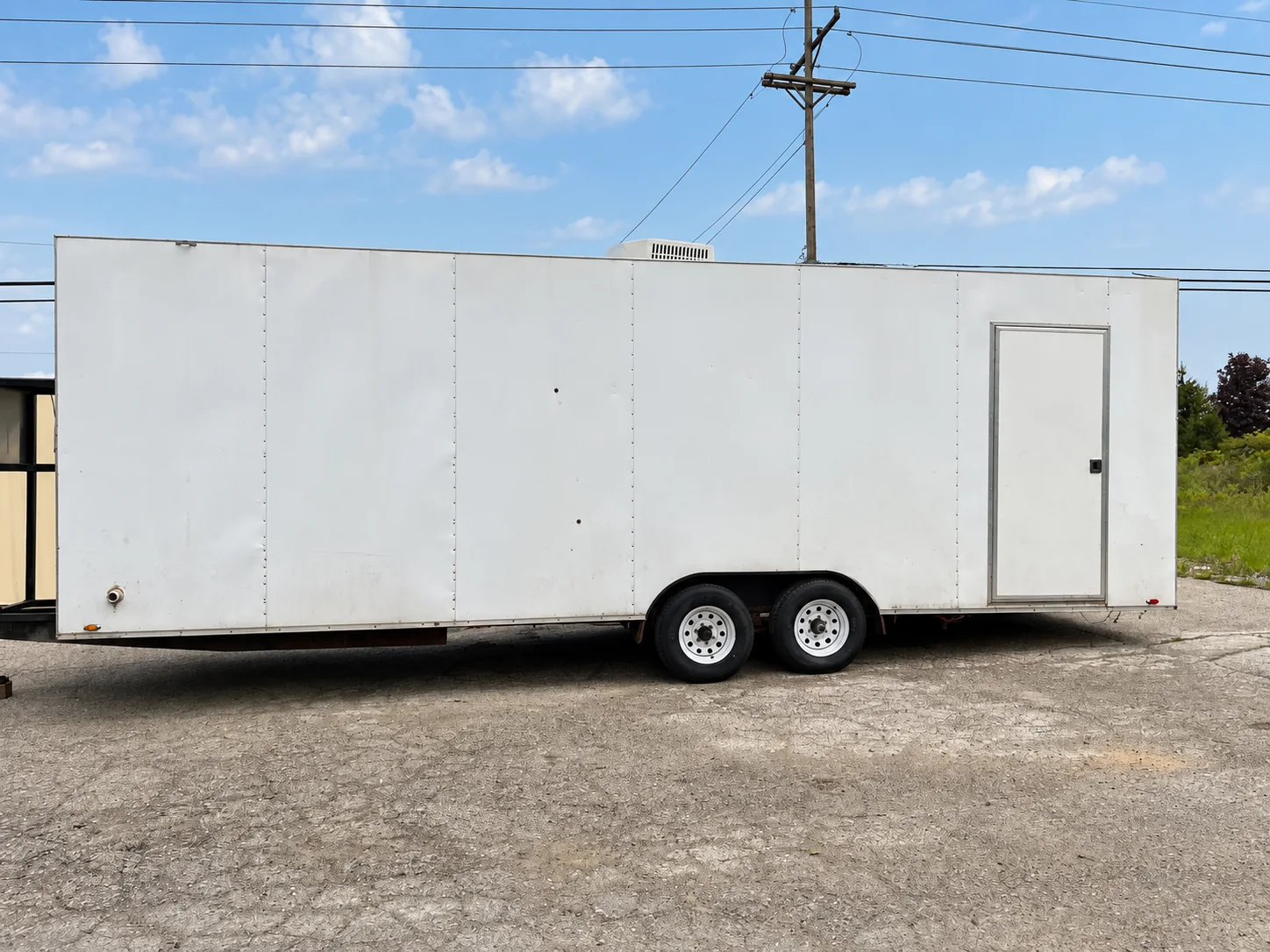 Dishwashing trailer side exterior
